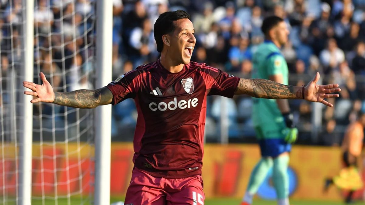 Sebastián Dirussi festeja su gol a Gimnasia en el Bosque, el primero de los 3-0 con que River venció a Lobo