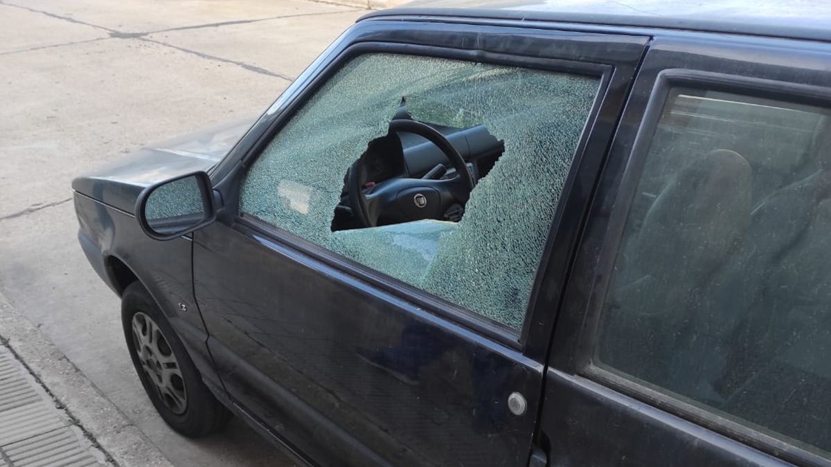 Uno de los más de diez autos que fueron atacados en barrio Ameghino durante la madrugada.