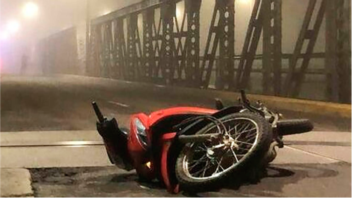 Un hombre murió al accidentarse con su moto en el Puente Carretero