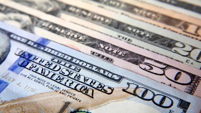El dólar cerró a $43,48 ante una firme oferta de divisas