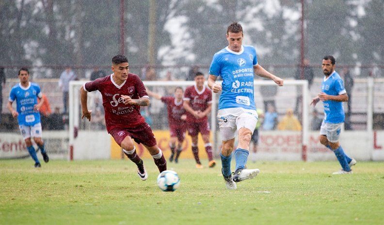 Estudiantes ya visitó a Defensores en Villa Ramallo. Fue en la primera fecha del Pentagonal final, en la que bajo una intensa lluvia el Celeste perdió 2 a 0.
