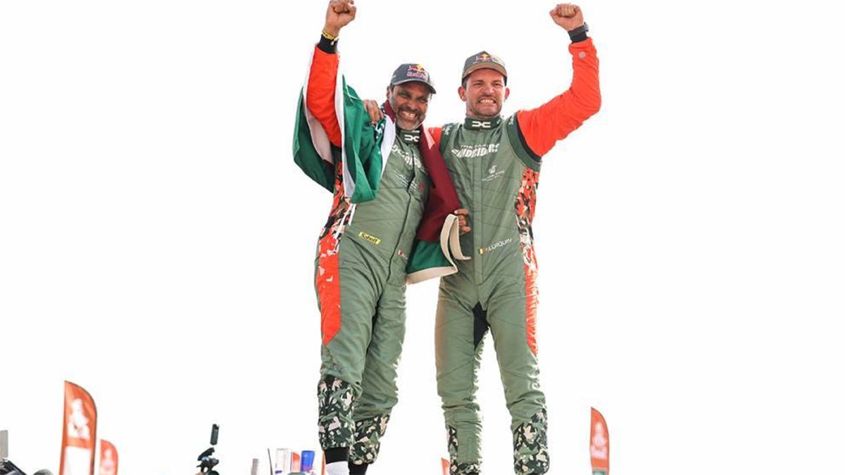 Nasser Al-Atiyahh y Fabian Lurquin festejan sobre el techo del Dacia el triunfo del Dakar 2026