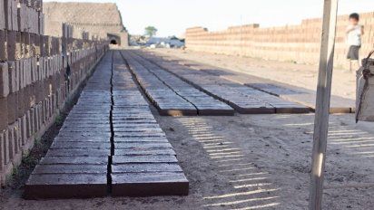 De sol a sol, los artesanos de la tierra fabrican dos mil piezas al día