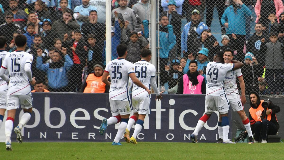Los jugadores de San Lorenzo van a festejar con Gonzalo Marioni luego del golazo que le hizo a Belgrano en Córdoba y que decretó el 1 a 0&nbsp;