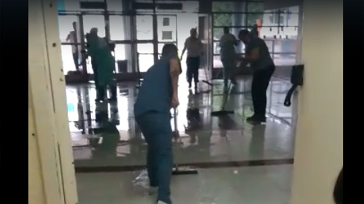 Por la lluvia, se inundó el Hospital: personal de salud limpió las instalaciones