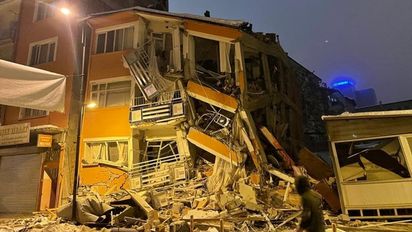 Más de 1.300 muertos por un terremoto de 7,8 de magnitud en Turquía y Siria