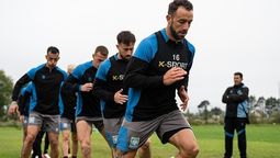 El Celeste llega con los pies embarrados, el ánimo intacto y una ciudad entera que lo acompañará desde la distancia el sábado a la noche.