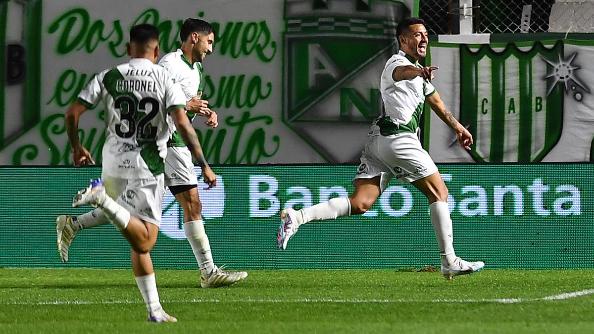 Jesus Soraire festeja el tercer gol a Rosario Central en el partido que ganó Banfield por 3 a 0 en el marco de la Copa de la Liga