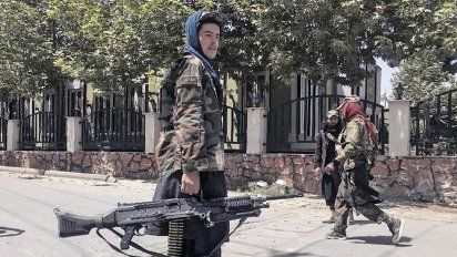 Talibanes reprimen marchas en varias ciudades afganas donde desafían su poder