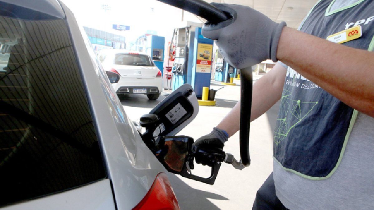 La empresa YPF aumentó desde la medianoche del jueves el precio del combustible un 6 por ciento promedio en naftas y gasoil.