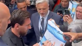 La emoción del niño argentino que consiguió la firma de Messi en su visita a España: