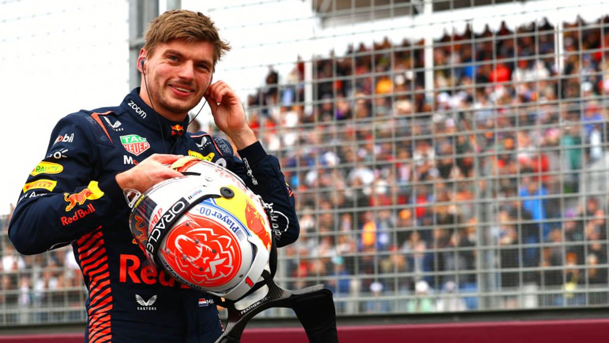 El neerlandes Max Verstappen saluda al público luego de marcar la pole position para el Gran Premio de Australia