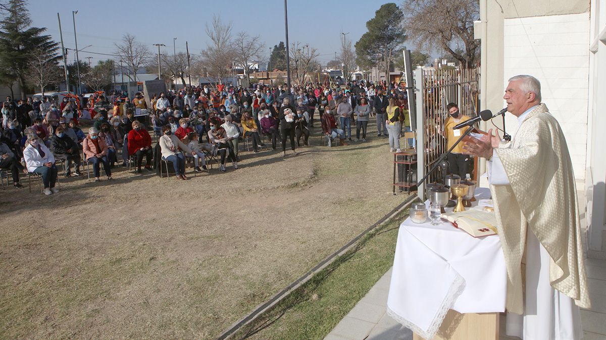 El obispo Uriona presidió la misa central en San Cayetano.