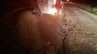 Por el vuelco del acoplado de un camión, la ruta 35 se vio interrumpida durante unas horas