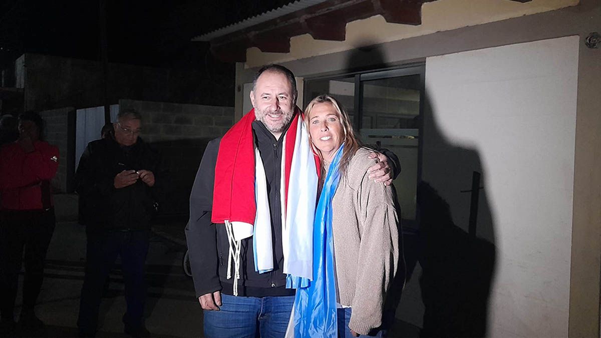 Laura Rodríguez ganó la intendencia de Levalle y festejó junto con el mandatario Federico Gallo. Foto: Tveo Levalle.