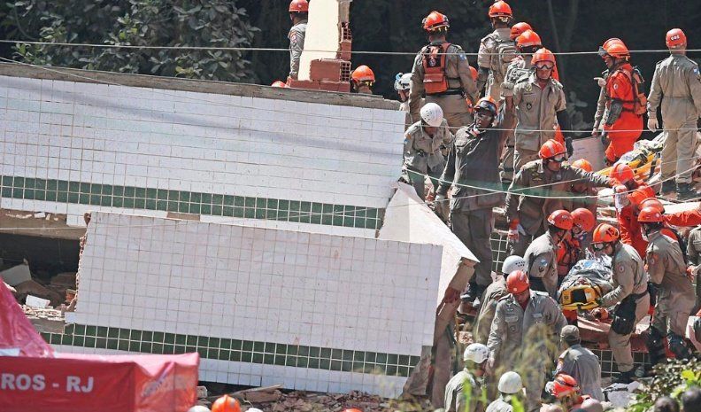 Hay al menos 2 muertos en el derrumbe de dos edificios en una favela de ...