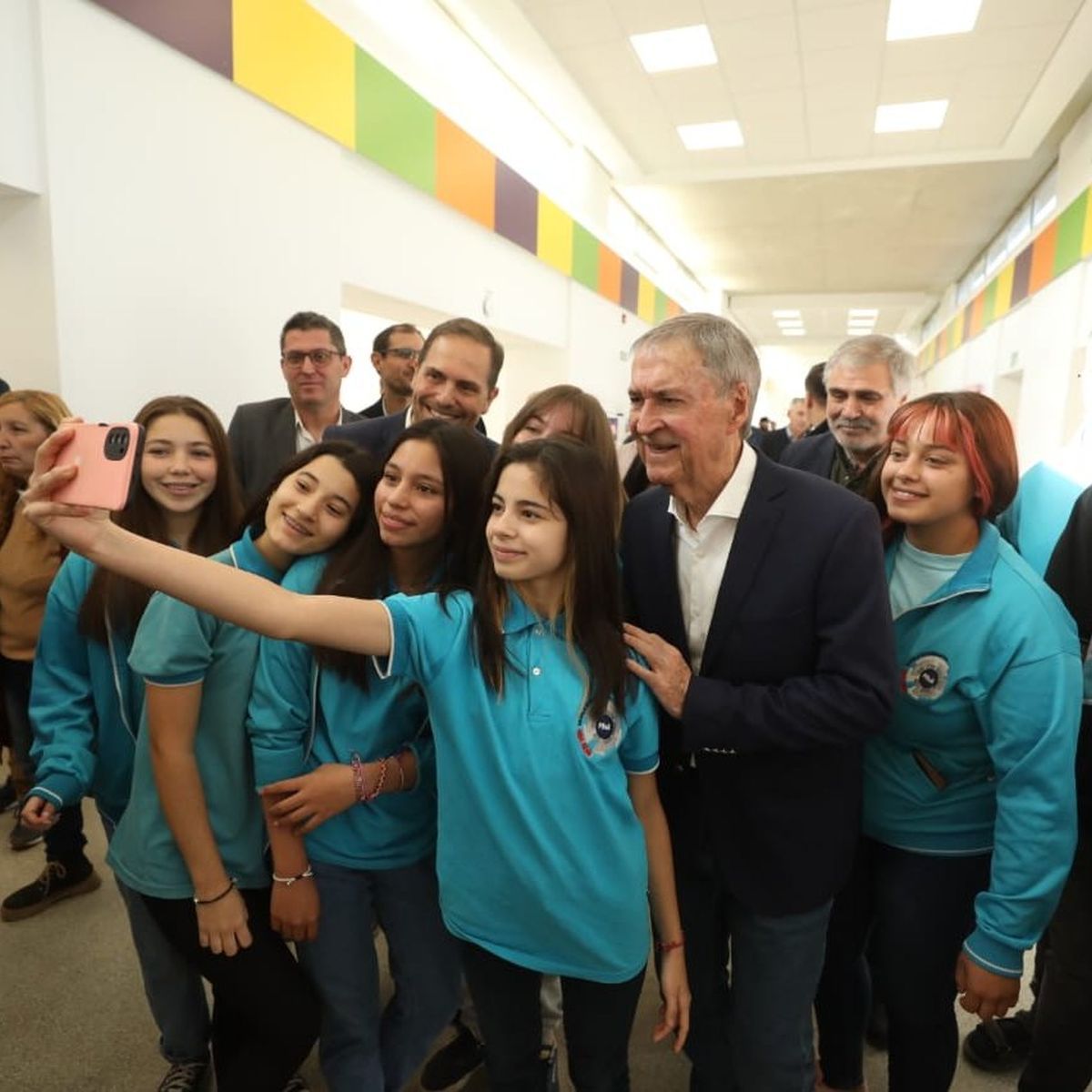 El gobernador Juan Schiaretti compartió con estudiantes de la institución un recorrido por el nuevo y moderno edificio.