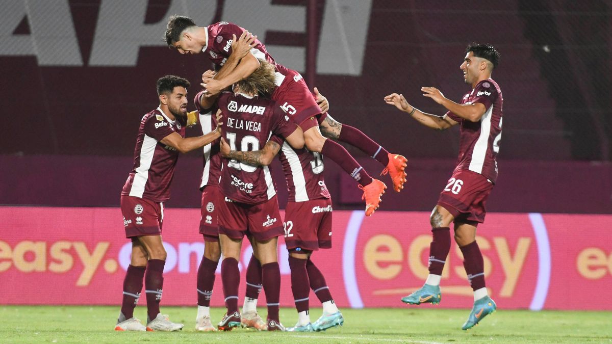 Lanús festeja el segundo tanto a San Lorenzo en el partido que vencieron 2-1 al santo