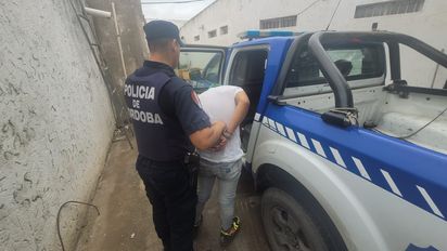 Ingresó a un negocio para protegerse de asaltantes que lo abordaron con un arma