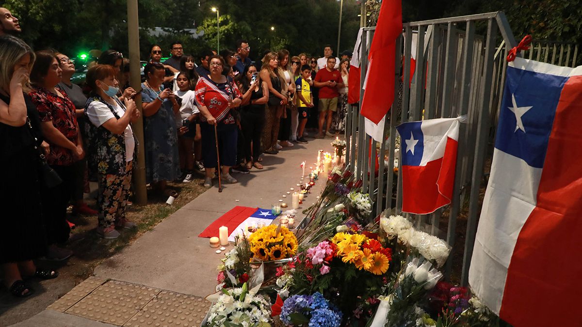 Simpatizantes del expresidente chileno Sebastián Piñera se reúnen en un memorial en su honor frente a su casa en Santiago.