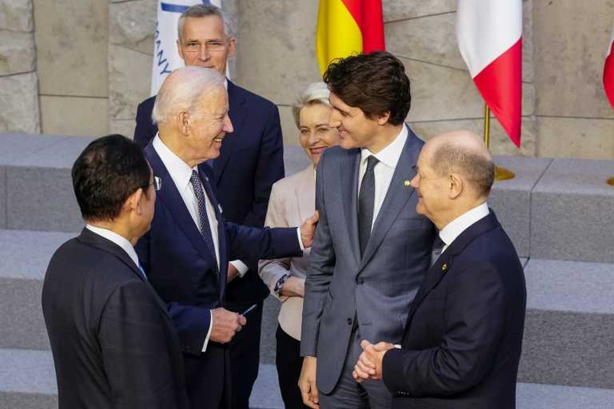 El presidente Joe Biden conversa con algunos de los líderes de los países de la alianza atlántica en Bruselas.