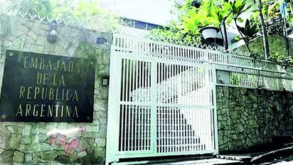 Tensión en la Embajada argentina en Venezuela: la policía intentó entrar por la fuerza