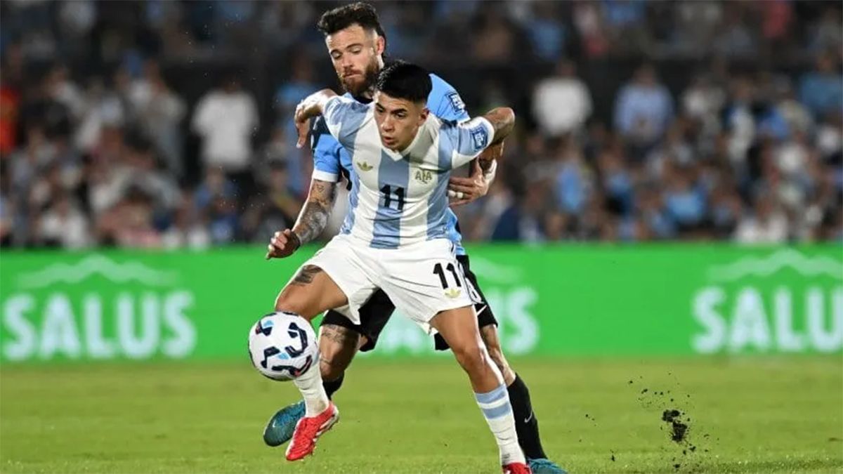 Thiago Almada le pone el cuerpo a Nahitán Nández en Uruguay vs. Argentina
