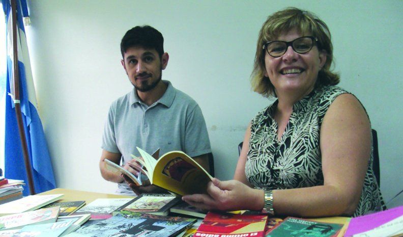 Anabella Gill junto al especialista en historietas de la Mariano Moreno, el dibujante Lucas Charra.