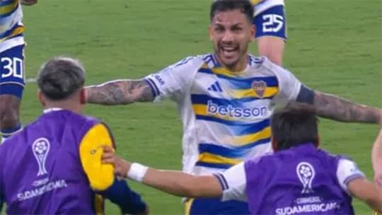 Paredes, desgarrado, festeja su gol con el que Boca entró a al final de la Copa Sudamericana