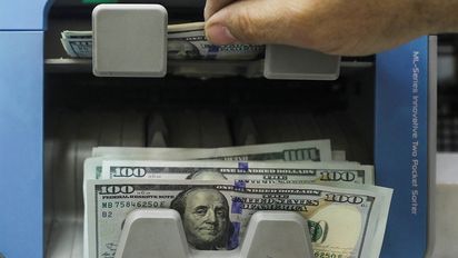 El dólar blue continuó su escalada: cotizó en $1.330, un nuevo récord
