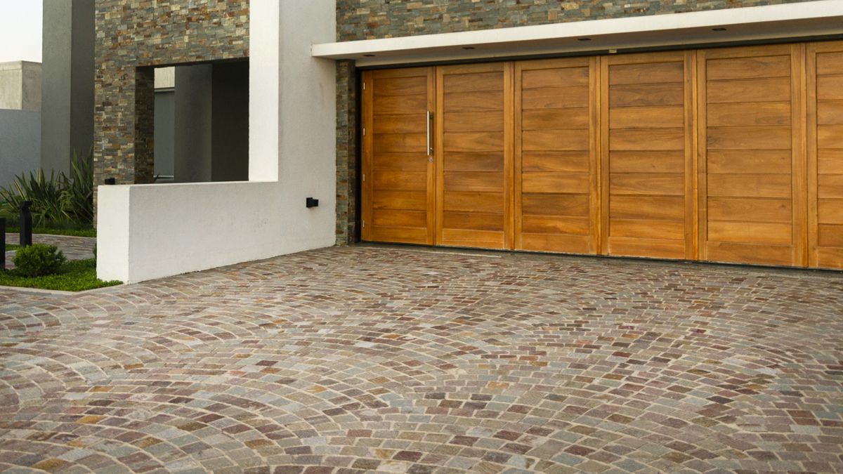 Pisos exteriores que combinan diseño y resistencia