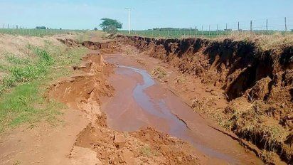 Por las lluvias, se abrieron cárcavas en caminos rurales al sur de Ucacha