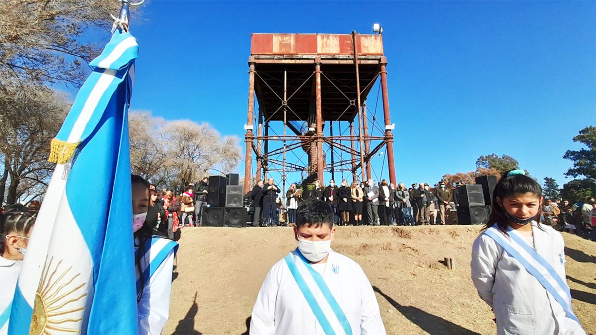 Mil alumnos prometieron lealtad a la Bandera en el predio de El Andino