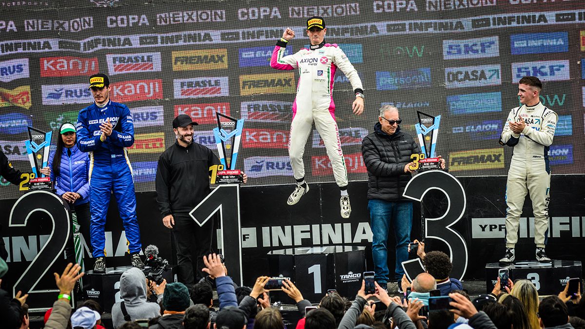 El podio de Concordia, Damián Fineschi (2º), Leonel Pernia (1º) y Tiago Pernia (3º)