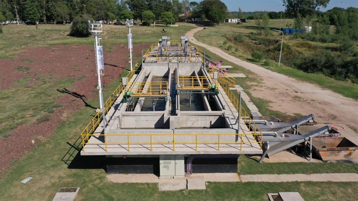 Imágenes de la visita del gobernador Schiaretti a la planta cloacal local.