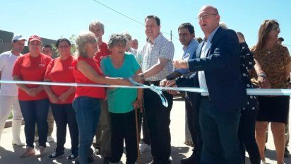 Cabrera inauguró cuadras de pavimento con aporte de un privado