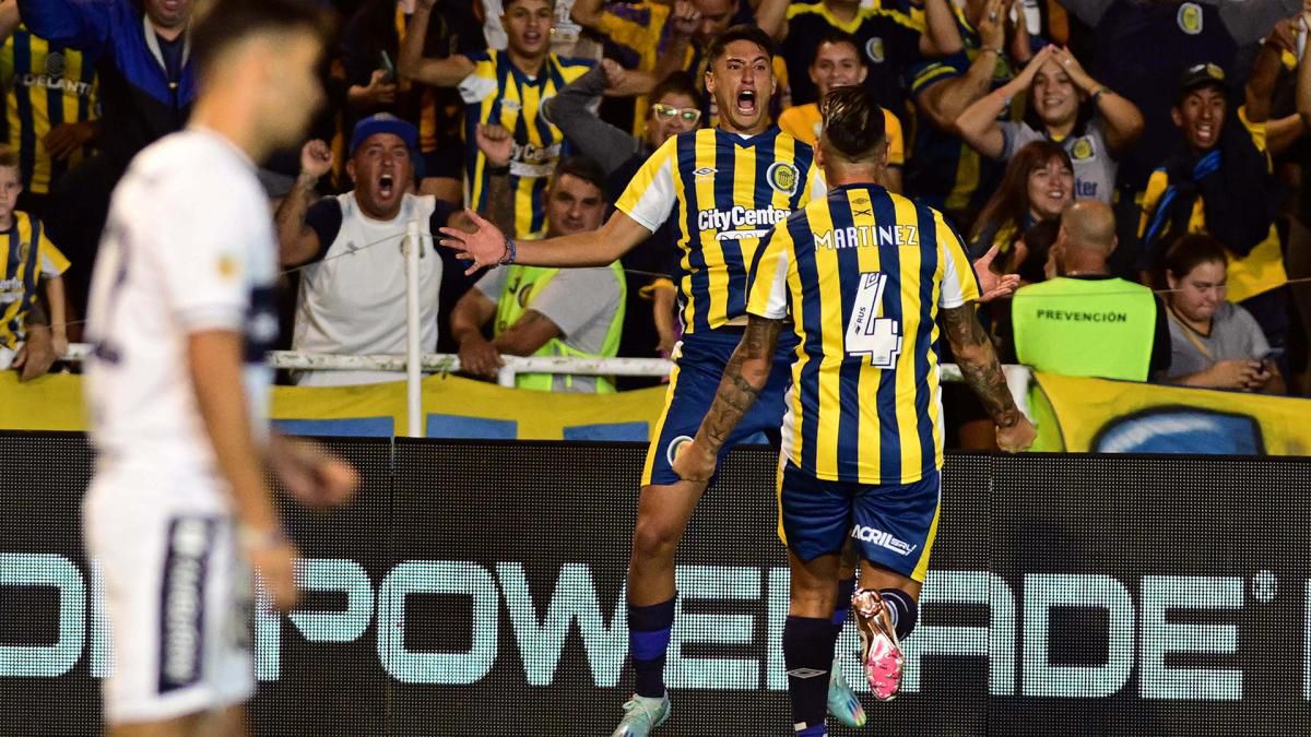 Alejo Veliz festeja uno de sus dos goles en el triunfo de Rosario a Gimnasia por 3 a 1
