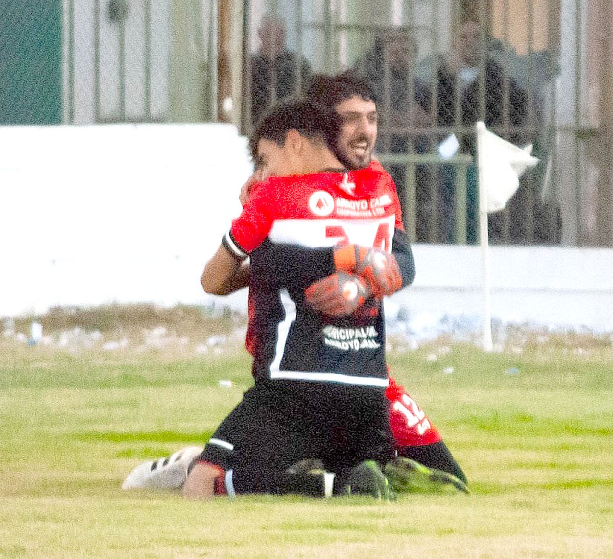 El abrazo del alma de Julián Luque (14) y Joaquín Peretti. Colón venció 3-2 por penales al candidato.