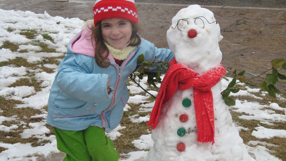 Los niños y los muñecos de nieve. La diversión fue total y las calles se vistieron de fiesta. 
