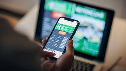 El fácil acceso desde el celular incrementa las apuestas online y genera preocupación por su impacto en los jóvenes