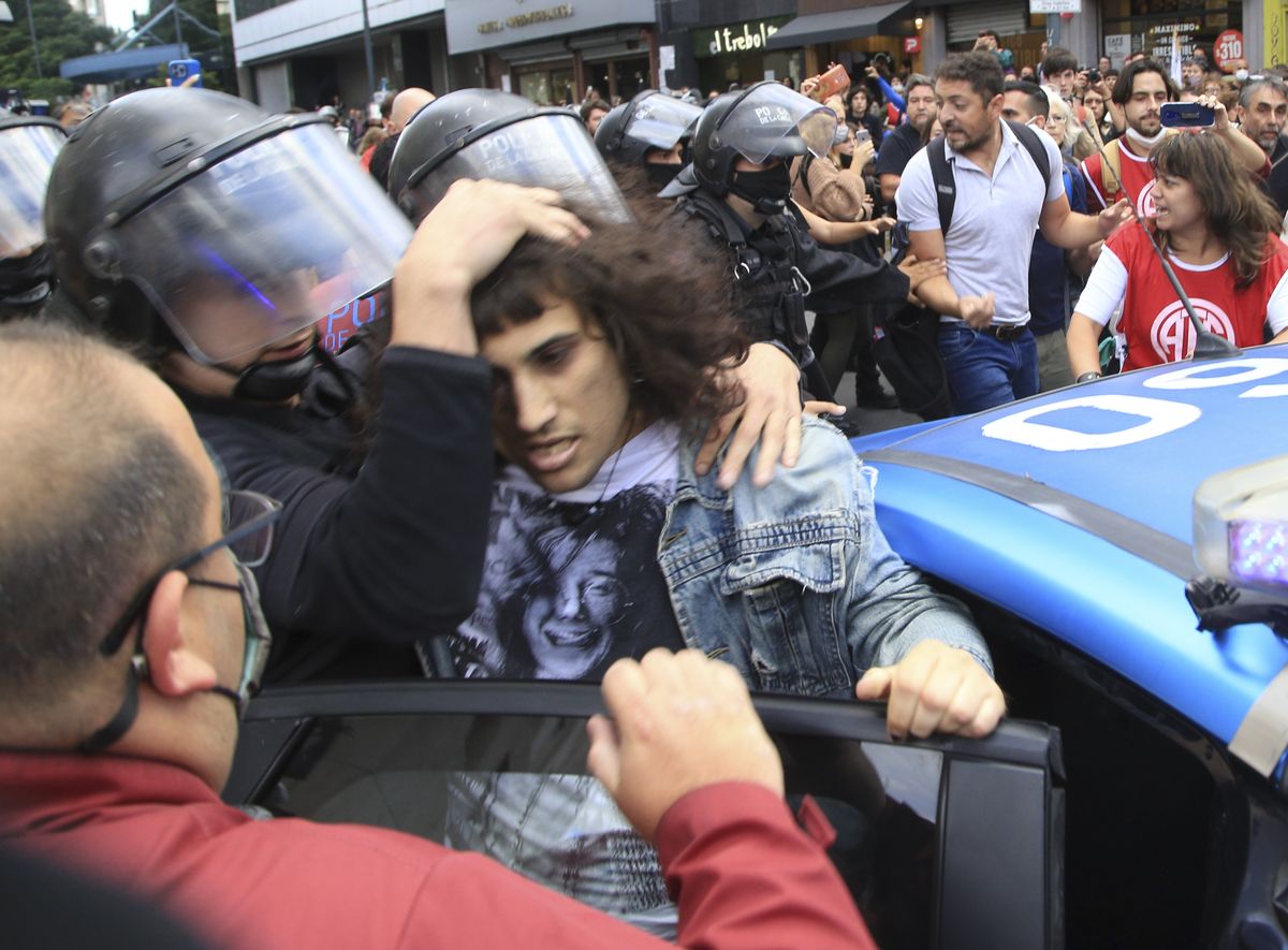 La Policía de la Ciudad de Buenos Aires dispersó violentamente una protesta contra Luis Puenzo frente al Incaa.