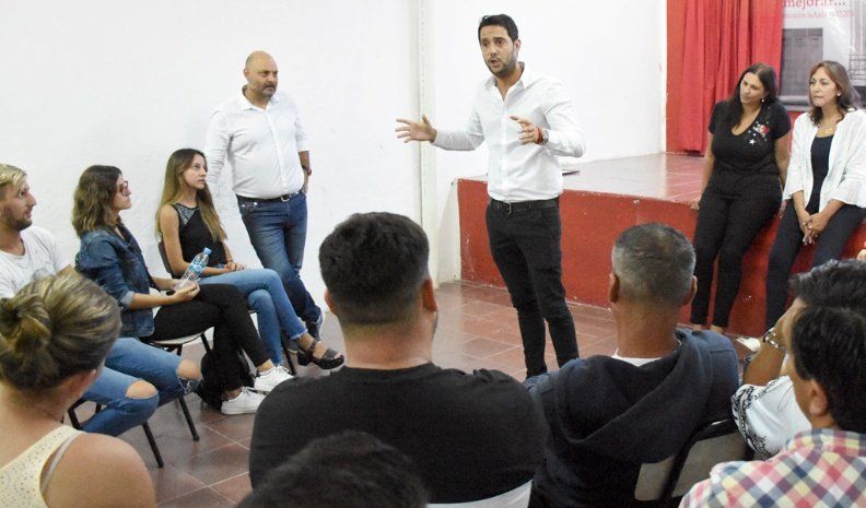 Gustavo Bustamante, Marcos Tagni, Verónica Parolla y Nora Landart, durante el encuentro de anoche en la sede partidaria. El mestrismo busca captar el voto de los independientes.