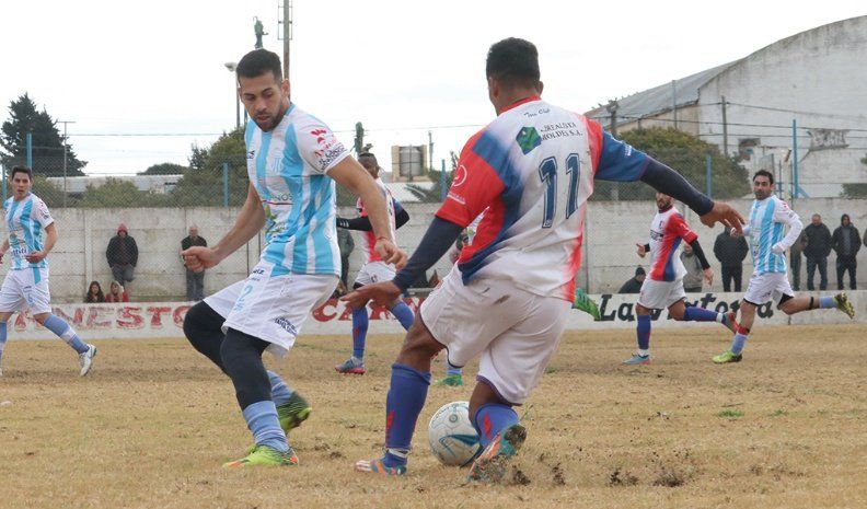 El delantero César Lamba intenta dejar en el camino a su marcador. Toro define el título en su cancha ante Acción Juvenil.
