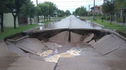 Después de la intensa lluvia, un socavón sorprendió a los vecinos de Mackenna