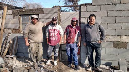 Se le quemó su casa y sus nietos le construyen un nuevo hogar desde cero