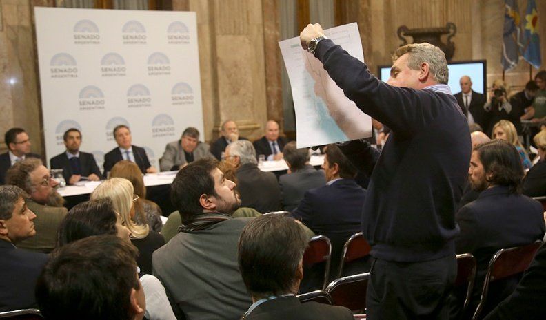 El ministro Dujovne protagonizó un cruce con Agustín Rossi.