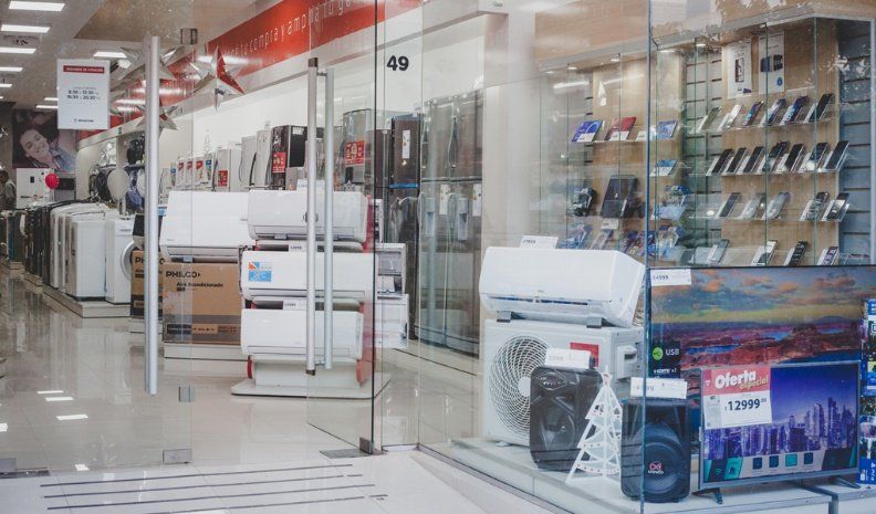 En las vidrieras, los productos más demandados: aires acondicionados y celulares.