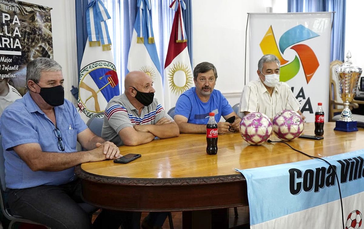 La actual presentación del Mundialito. Gómez Nellar y los dirigentes pidieron “usar barbijos”. 
