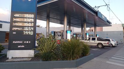 La primera reacción del lunes fue de YPF, que llevó la súper a $1500