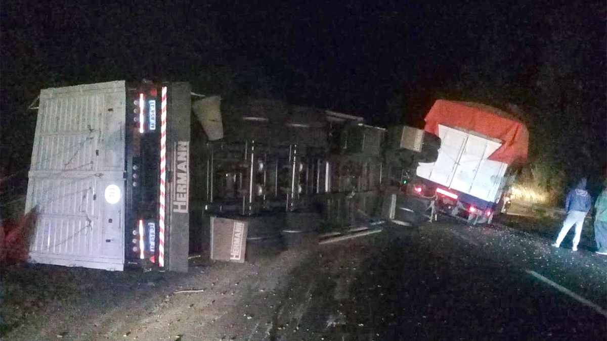 Dos camiones cargados con maní volcaron casi en simultáneo en la ruta 158